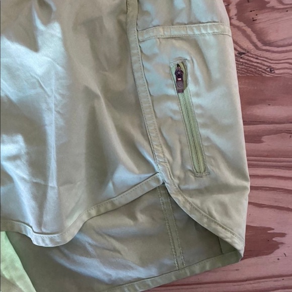 Lululemon Tracker shorts - Picture 4 of 5